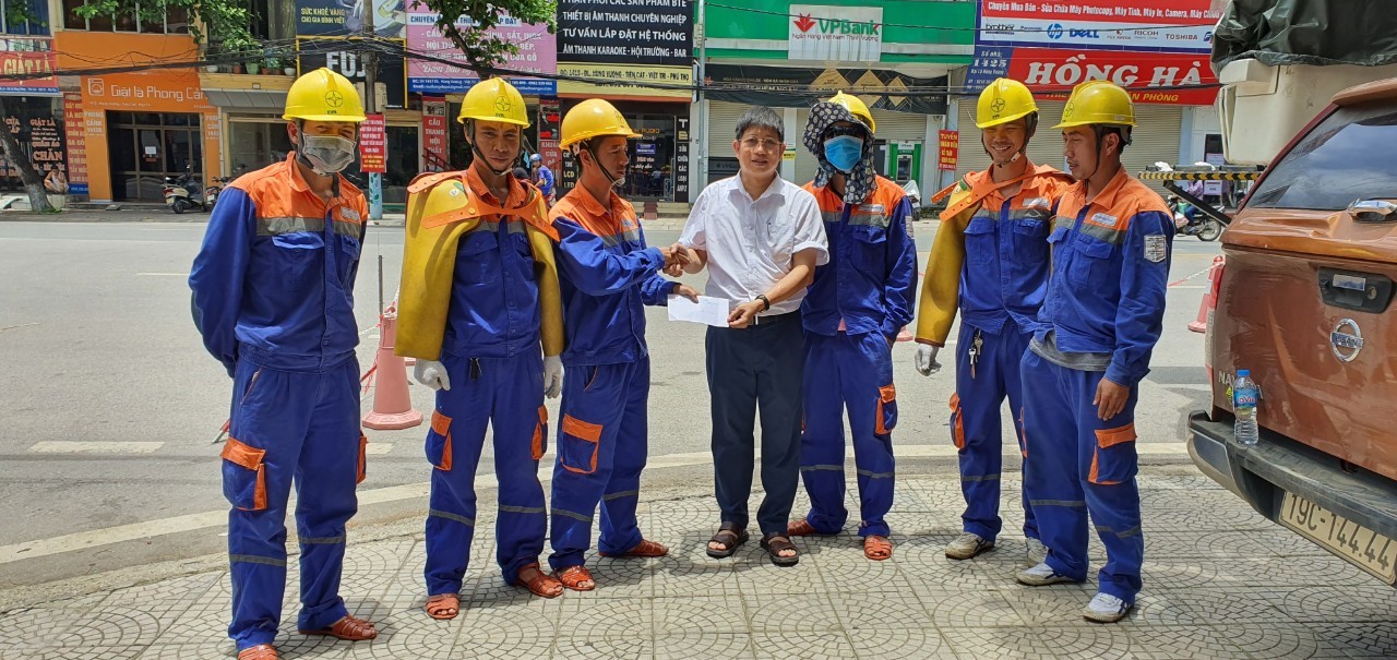 Công đoàn Xí nghiệp Dịch vụ Điện lực Phú Thọ thăm hỏi động viên người lao động trực tiếp trong mùa nắng nóng